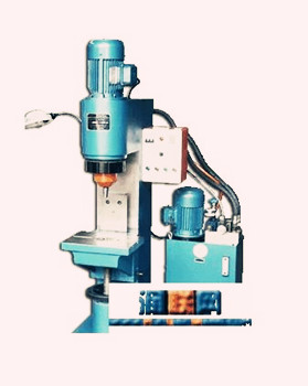 徑向鉚接機應(yīng)該如何操作？