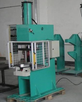 汽車行業(yè)如何運用鉚接機(jī)提高組件質(zhì)量和生產(chǎn)效率？