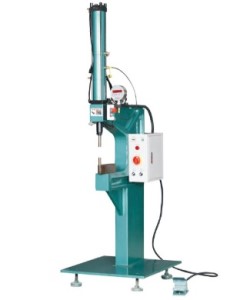 如何選擇無(wú)鉚釘鉚接機(jī)廠家及品牌？